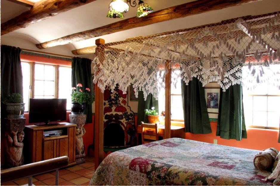 La Dona Luz Inn An Historic B&B タオス エクステリア 写真